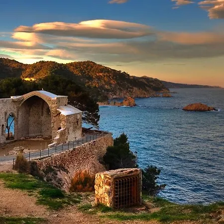 Daire Lets Holidays In The Center Of Tossa *
